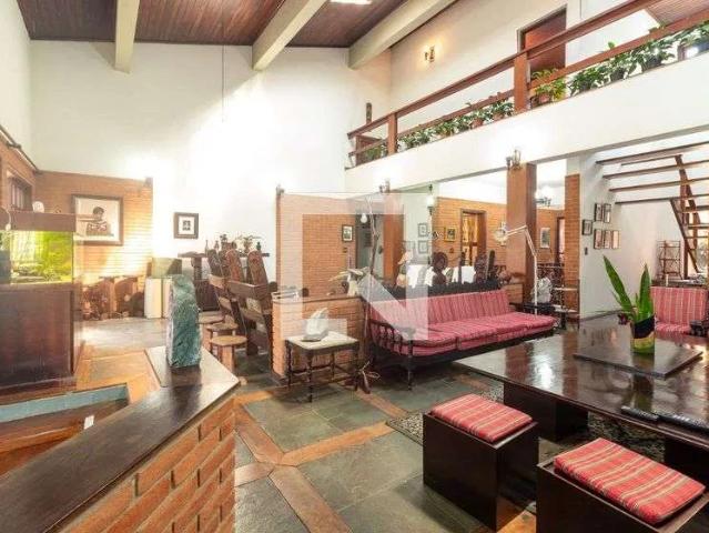 Casa / Sobrado para Locação em Cotia/SP Vila Santo Antônio 8 Quartos