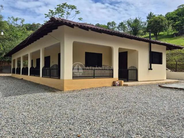 Casa / Sobrado para Locação em Camboriú/SC Canhanduba 3 Quartos
