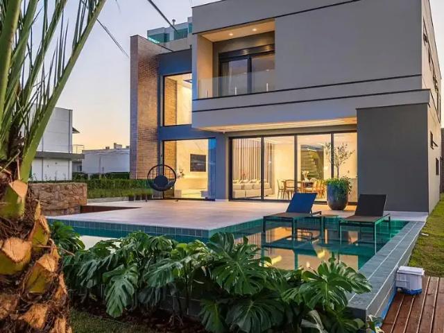 Casa / Sobrado para Locação em Camboriú/SC Centro 4 Quartos