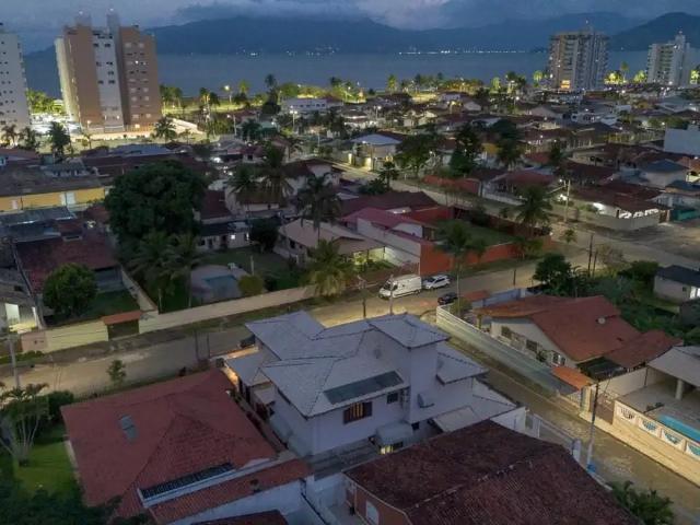 Casa / Sobrado para Locação em Caraguatatuba/SP Indaiá 4 Quartos