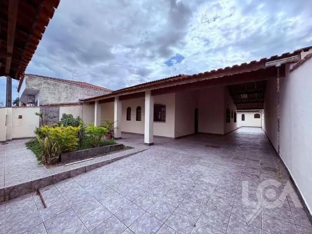 Casa / Sobrado para Locação em Caraguatatuba/SP Pontal de Santa Marina 4 Quartos