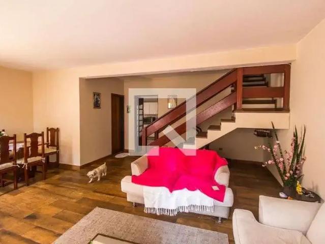Casa / Sobrado para Locação em Carapicuíba/SP Vila Sul Americana 4 Quartos