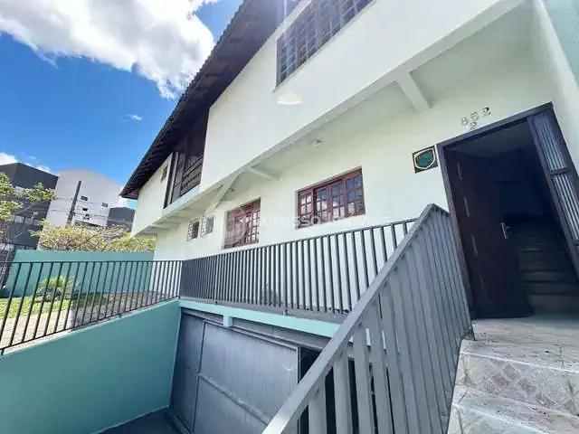 Casa / Sobrado para Locação em Curitiba/PR Tarumã 4 Quartos