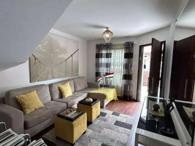 Casa / Sobrado para Locação em Curitiba/PR Novo Mundo 4 Quartos
