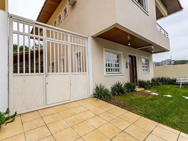 Casa / Sobrado para Locação em Curitiba/PR Santo Inácio 5 Quartos