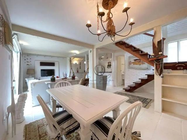 Casa / Sobrado para Locação em Armação dos Búzios/RJ Loteamento Triangulo de Buzios 3 Quartos