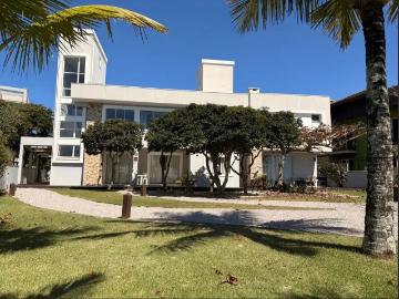 Casa / Sobrado para Locação em Bombinhas/SC Canto Grande 3 Quartos