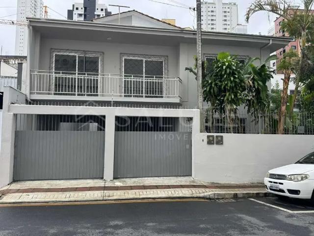 Casa / Sobrado para Locação em Balneário Camboriú/SC Centro 3 Quartos