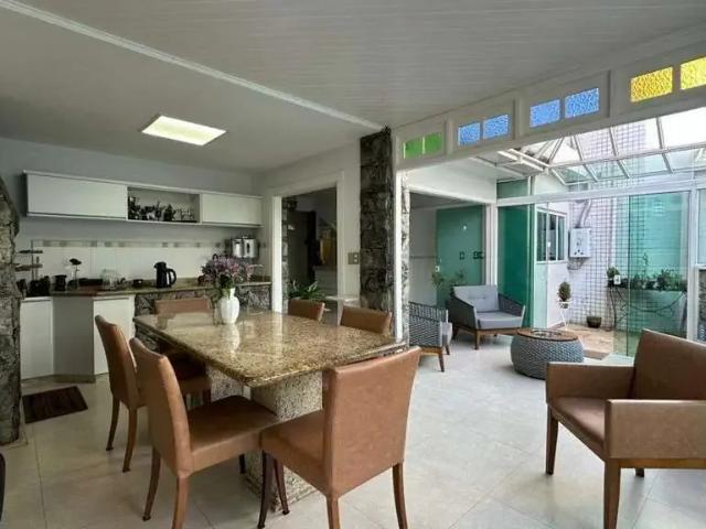 Casa / Sobrado para Locação em Balneário Camboriú/SC Centro 5 Quartos