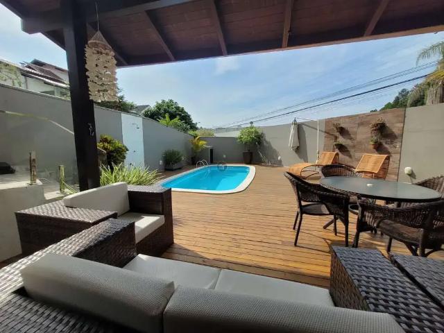 Casa / Sobrado para Locação em Balneário Camboriú/SC Ariribá 4 Quartos