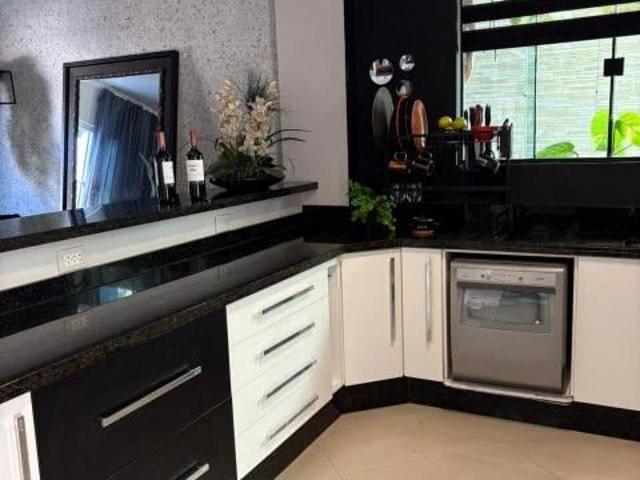 Casa / Sobrado para Locação em Balneário Camboriú/SC Ariribá 3 Quartos