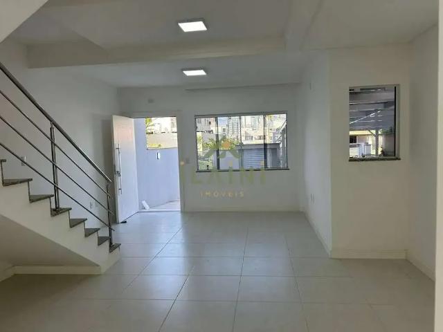 Casa / Sobrado para Locação em Balneário Camboriú/SC Ariribá 3 Quartos