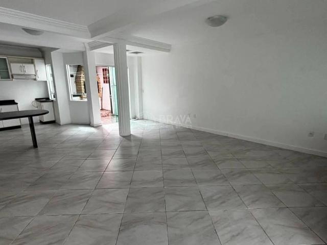 Casa / Sobrado para Locação em Balneário Camboriú/SC Nações 3 Quartos