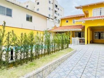 Casa / Sobrado para Locação em Balneário Camboriú/SC Nações 4 Quartos