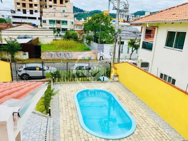 Casa / Sobrado para Locação em Balneário Camboriú/SC Nações 4 Quartos