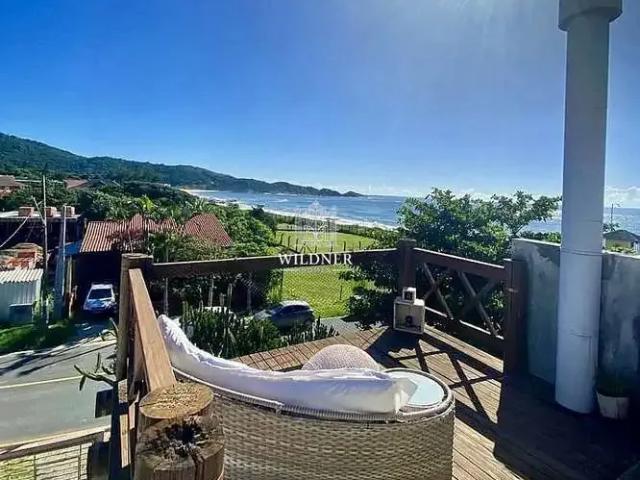 Casa / Sobrado para Locação em Balneário Camboriú/SC Praia do Estaleiro 3 Quartos