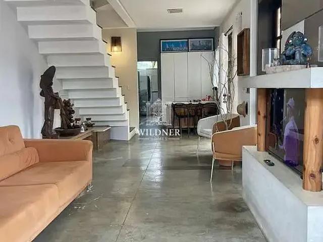 Casa / Sobrado para Locação em Balneário Camboriú/SC Praia do Estaleiro 3 Quartos