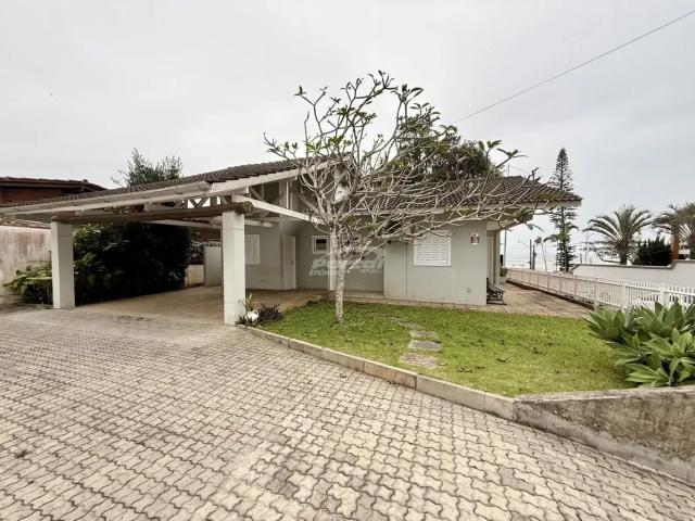 Casa / Sobrado para Locação em Balneário Piçarras/SC Centro 3 Quartos