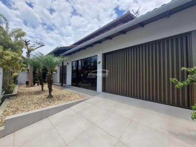 Casa / Sobrado para Locação em Balneário Piçarras/SC Centro 4 Quartos