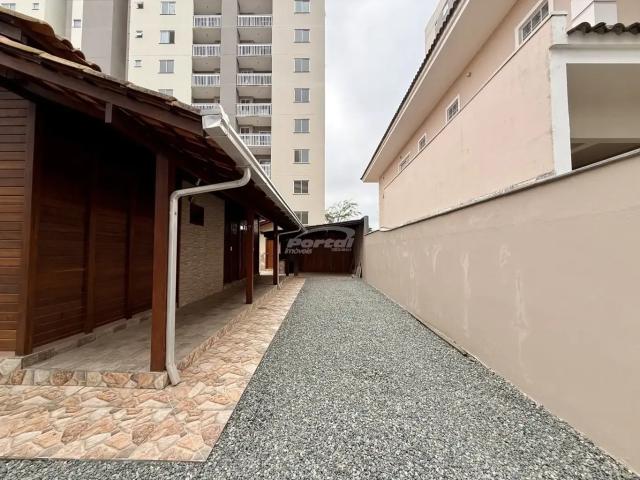 Casa / Sobrado para Locação em Balneário Piçarras/SC Itacolomi 3 Quartos