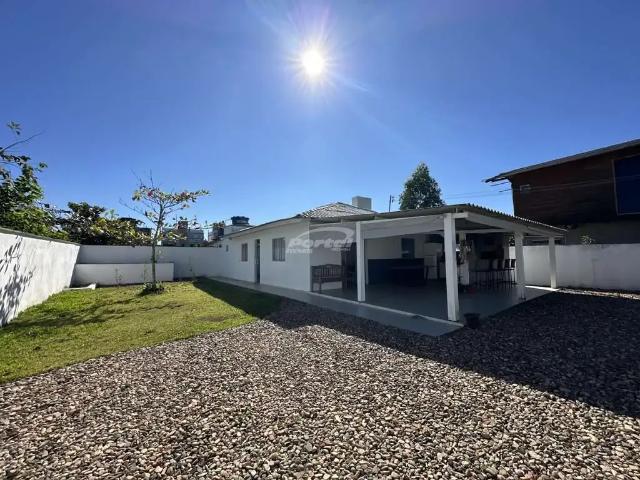 Casa / Sobrado para Locação em Balneário Piçarras/SC Itacolomi 3 Quartos