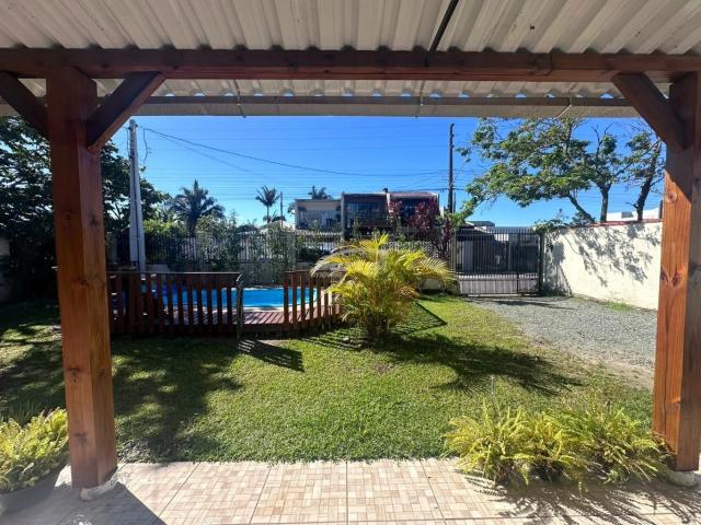 Casa / Sobrado para Locação em Balneário Piçarras/SC Itacolomi 4 Quartos