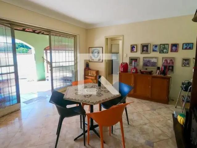 Casa / Sobrado para Locação em Betim/MG Centro 2 Quartos