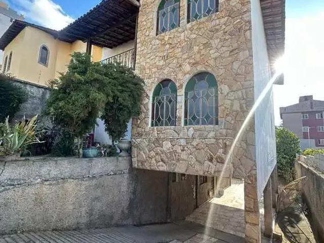 Casa / Sobrado para Locação em Belo Horizonte/MG Cachoeirinha 4 Quartos