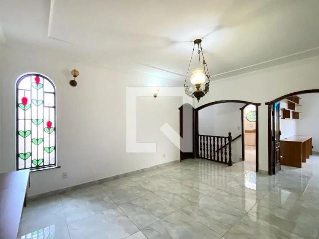 Casa / Sobrado para Locação em Belo Horizonte/MG Floresta 4 Quartos