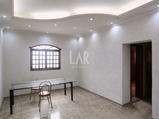 Casa / Sobrado para Locação em Belo Horizonte/MG Floresta 2 Quartos