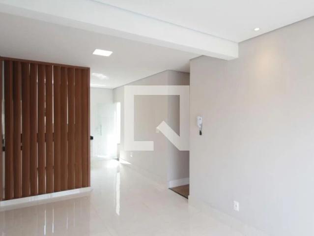 Casa / Sobrado para Locação em Belo Horizonte/MG Glória 3 Quartos