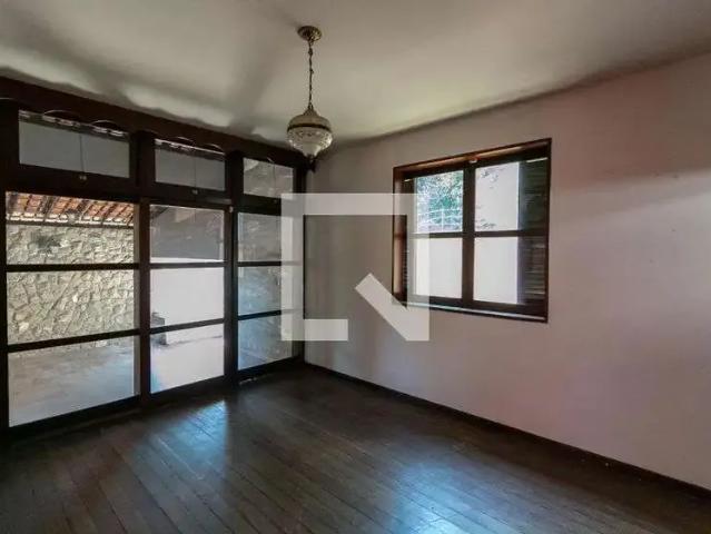 Casa / Sobrado para Locação em Belo Horizonte/MG São Luiz 5 Quartos