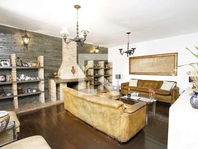 Casa / Sobrado para Locação em Belo Horizonte/MG Santa Lúcia 5 Quartos