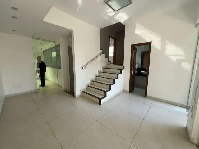 Casa / Sobrado para Locação em Belo Horizonte/MG Santa Lúcia 10 Quartos