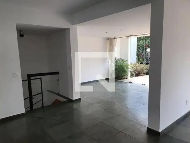 Casa / Sobrado para Locação em Belo Horizonte/MG Santa Lúcia 3 Quartos
