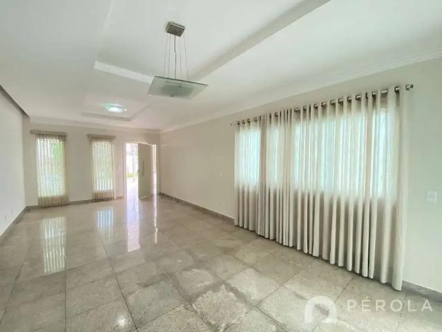 Casa / Sobrado para Locação em Goiânia/GO Jardins Madri 3 Quartos