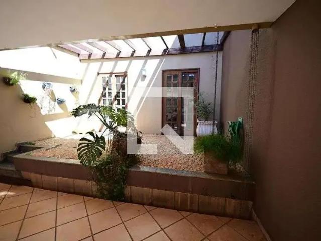 Casa / Sobrado para Locação em Goiânia/GO Setor Nova Suiça 4 Quartos