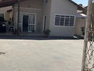 Casa para alugar em Praça Universitária - Garagem