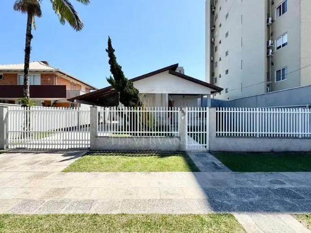 Casa / Sobrado para Locação em Guaratuba/PR Centro 6 Quartos