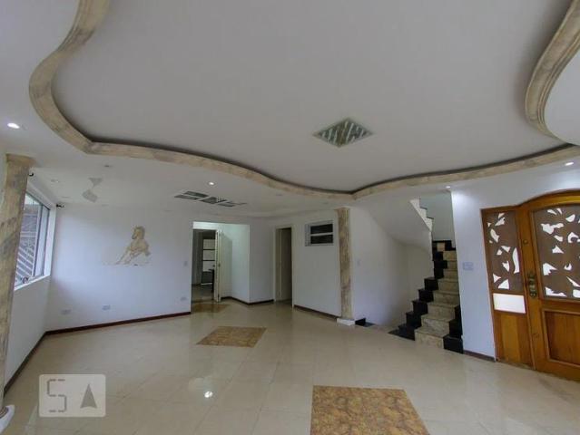 Casa / Sobrado para Locação em Guarulhos/SP Vila Rosália 5 Quartos
