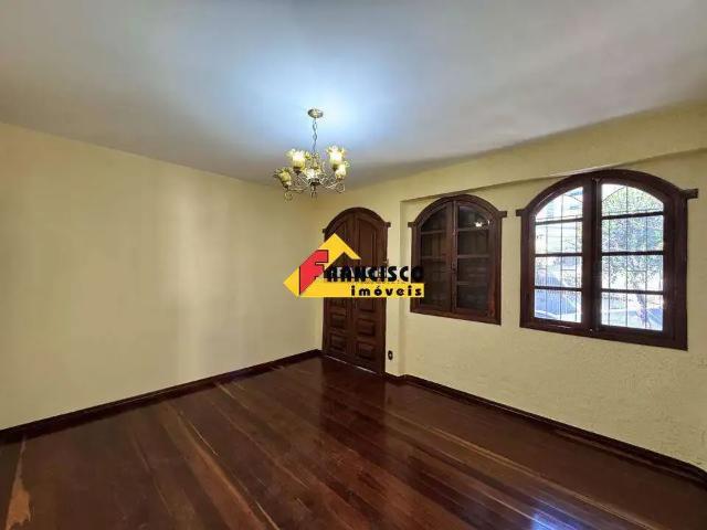 Casa / Sobrado para Locação em Divinópolis/MG Centro 5 Quartos