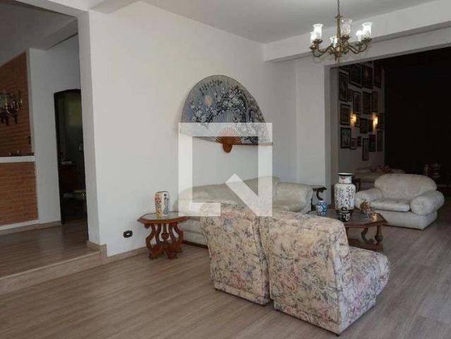 Casa / Sobrado para Locação em Embu das Artes/SP Centro 5 Quartos