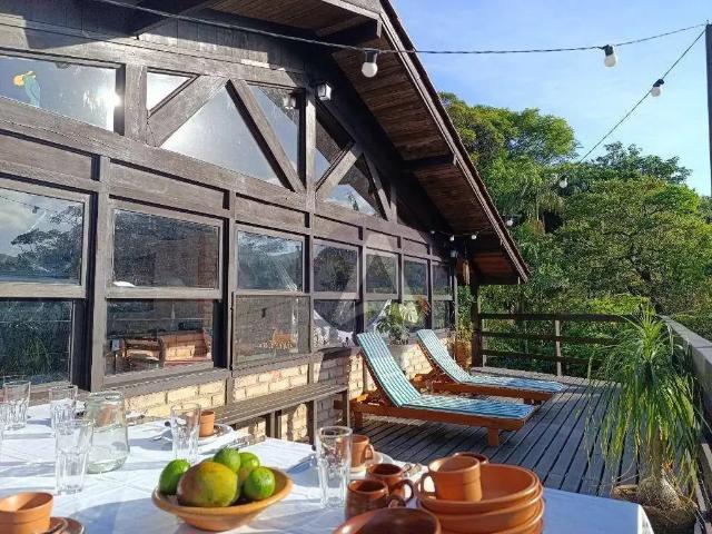 Casa / Sobrado para Locação em Florianópolis/SC Armação do Pântano do Sul 6 Quartos