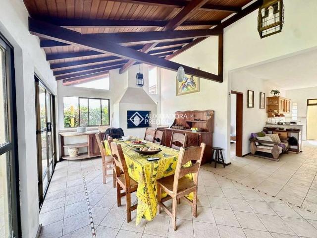 Casa / Sobrado para Locação em Florianópolis/SC Barra da Lagoa 4 Quartos