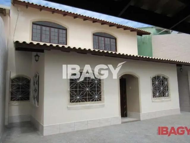 Casa / Sobrado para Locação em Florianópolis/SC Capoeiras 3 Quartos