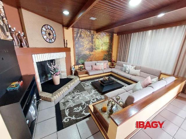 Casa / Sobrado para Locação em Florianópolis/SC Centro 4 Quartos