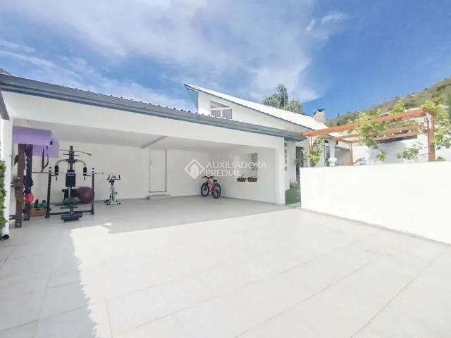Casa / Sobrado para Locação em Florianópolis/SC Centro 4 Quartos