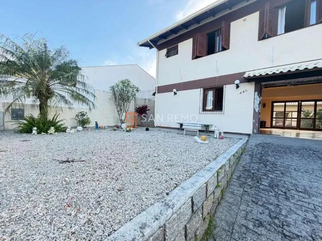 Casa / Sobrado para Locação em Florianópolis/SC Córrego Grande 5 Quartos