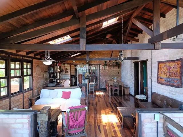Casa / Sobrado para Locação em Florianópolis/SC Pântano do Sul 6 Quartos