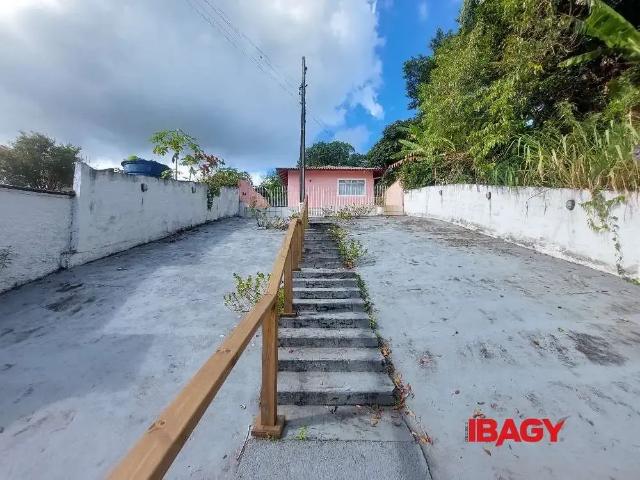 Casa / Sobrado para Locação em Florianópolis/SC Ribeirão da Ilha 3 Quartos